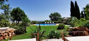 阿尔豪林德拉托里Roca Verde, Boutique Bed & Breakfast的庭院内带游泳池的花园