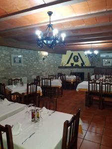 伊萨韦纳河畔罗达Casa Simon 2的餐厅配有白色的桌椅和吊灯