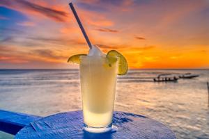 西湾Caribe Tesoro的坐在海滩上桌边喝一杯