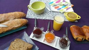 梅斯高尔夫花园公寓的紫色桌子,配有面包、烤面包和饮料