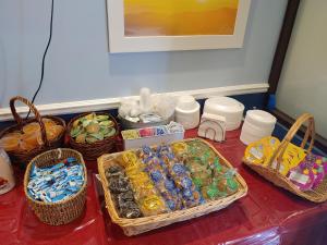 查尔斯顿芒特普莱森特 - 查尔斯顿 - 爱国者点戴斯酒店的一张桌子,上面有糖果篮和食物篮