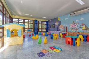 IretamaLagos de Jurema Termas Resort的一间设有游戏室的房间,游戏室内配有玩具和桌子