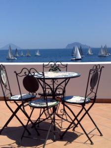 圣马里纳萨利纳蓬塔巴罗尼酒店的一张桌子和椅子,享有海景