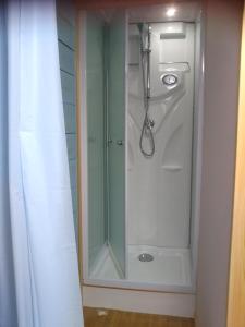 松本はんこＩＮＮ お城のアパート Hanko INN Private aparments nearby castle的浴室里设有玻璃门淋浴