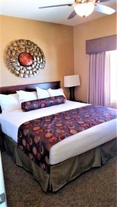 卡顿伍德Highlands Resort at Verde Ridge的一间卧室,卧室内配有一张大床
