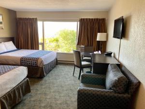 坎卢普斯坎卢普斯骑士酒店的酒店客房配有两张床和一张书桌