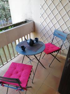 蒙特里夏尔Appartement pres de beauval et des châteaux的阳台配有2把椅子和1张桌子