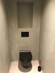 赞德沃特Long Beach Rooms Zandvoort的一间位于客房内的带黑色卫生间的浴室