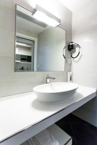 奥里奥阿塞里奥奥瑞奥57号公寓酒店的浴室设有白色水槽和镜子