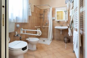利沃诺杰那利诺酒店的一间带卫生间和水槽的浴室