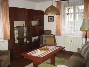 上隆维茨Haus Ingrid Ferienwohnung Vintage的客厅配有咖啡桌和沙发