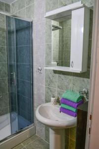 兹拉蒂博尔Grand Hills Zlatibor的一间带水槽、淋浴和镜子的浴室