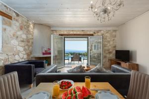 凯法利尼亚岛Trapezaki Garden Villas的客厅配有沙发和水果桌