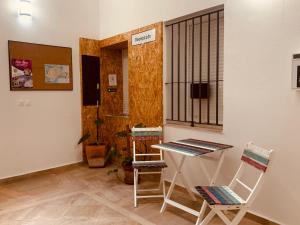 加的斯拉卡萨莫娜达酒店的一间设有两把椅子和一张桌子的房间