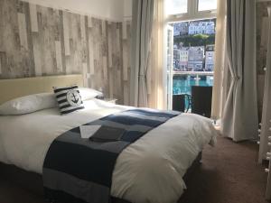 西卢港拾贝者旅馆的一间卧室设有一张大床和大窗户