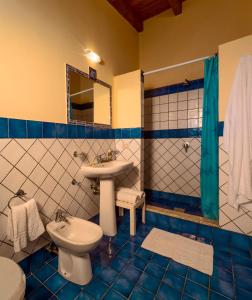 兰佩杜萨奥斯卡萨布兰卡酒店的蓝色和白色的浴室设有水槽和卫生间