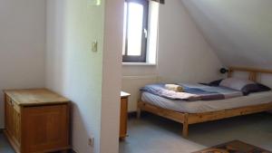 科隆404-Hostel的一间小卧室,配有床和窗户