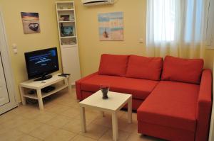 斯卡拉Casa Bella a Skala 2的客厅配有红色沙发和电视