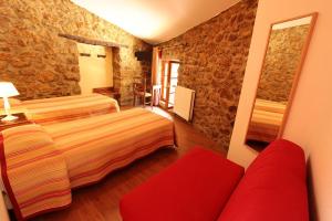 杜尔哈克老磨坊旅馆的酒店客房带两张床和一张红色沙发