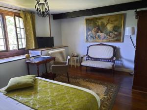 图勒派瑞福特酒庄XV号庄园旅馆的一间卧室配有一张床、一把椅子和一张桌子