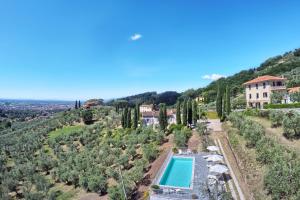 蒙特卡蒂尼泰尔梅Villa Maona - con piscina tra Firenze e Pisa的享有带游泳池的别墅的空中景致