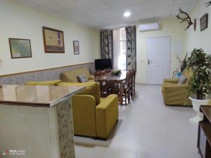 鲁伊德拉CASA ALDONZA的客厅配有黄色的沙发和桌子