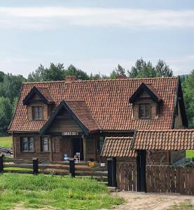 DercMalowniczy Zakątek w Dercu的小木屋,设有红色屋顶