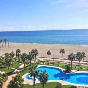 滨海罗克塔斯Primera Linea De Playa的享有度假胜地的空中景致,设有游泳池和海滩
