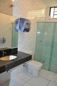 圣卡洛斯Hotel Graunas的带淋浴、卫生间和盥洗盆的浴室