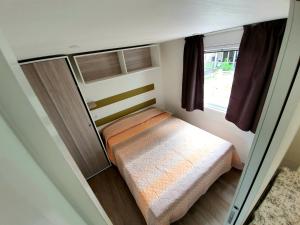 巴韦诺Camping Parisi的小房间设有床和窗户