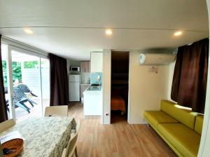 巴韦诺Camping Parisi的客房设有一张床和带阳台的厨房