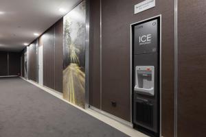布克维Beskyd Suites的大楼内带制冰机的走廊