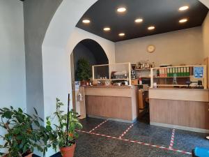 热那亚勒特瑞斯塔泽奥尼酒店的一间有柜台和一些植物的餐厅