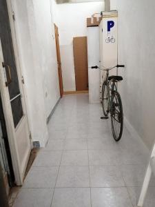 代尔特布雷Can Ventura的停在冰箱旁的走廊上的自行车