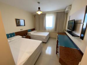 隆德里纳苏门答腊岛会议中心酒店的酒店客房设有两张床和一台平面电视。
