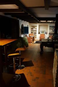 北施泰门Landhaus Akazienhof的客厅配有沙发和桌子