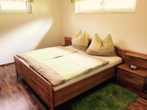 阿特湖Das Ferienhaus的卧室内的一张带两个枕头的床