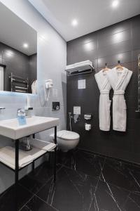 布克维Beskyd Suites的浴室配有白色卫生间和盥洗盆。