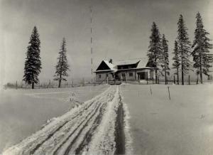 兹拉特霍里Chata Orlí vrch的雪中带雪道的房子