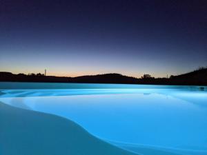 TursacGite de Fleurie - Tursac的夜晚的蓝色湖泊,以山脉为背景