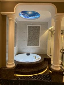 永隆Phước Hưng 1 Hotel的带浴缸的浴室