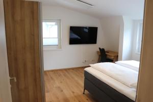法克湖畔杜罗博拉赫Apartment DreamView的卧室配有一张床,墙上配有电视