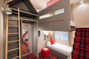 里雾诗RockyPop Chamonix - Les Houches的小型客房配有双层床和双层床。