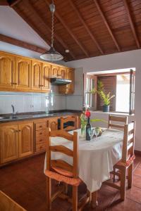 埃尔米瓜Casa Rural Nuevitas I的厨房配有带白色桌布的桌子