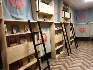 高雄星行旅的图书馆设有书架和木架