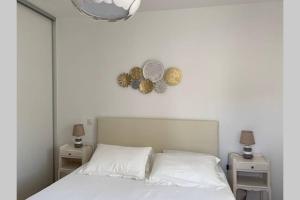 皮亚纳FUNTANA NOVA的卧室配有白色的床、两张桌子和时钟