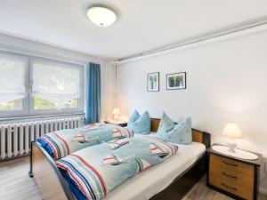 维斯马Comfortable Apartment in Wismar near the Baltic Sea的一间卧室配有一张带蓝色枕头的床