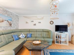 维斯马Comfortable Apartment in Wismar near the Baltic Sea的客厅配有绿色沙发和桌子