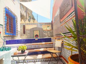 Cubas阿尔阿克萨拉Spa公寓的一座清真寺的庭院,里面配有桌椅