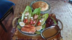 Bruchim Qela' AlonDomskazka的桌上一盘带海鲜和蔬菜的食物